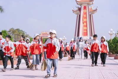HỌC SINH KHỐI 5 DỌN DẸP NGHĨA TRANG LIỆT SĨ – TRI ÂN NGÀY 22/12