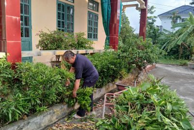 Cán bộ, giáo viên, nhân viên Trường tiểu học Xuân Tân ra quân tổng vệ sinh môi trường chào mừng Đại hội đại biểu Đảng bộ xã Xuân Giang lần thứ I, nhiệm kỳ 2025 – 2030.